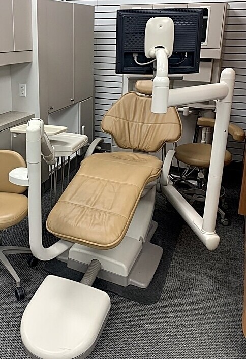 ADEC 511-532-581 - Operatory Package (Surf) - Radius Delivery & Monitor Mount - Ultraleather Upholstery - Color of Choice *Refurbished ADEC 511-532-581 - Operatory Package (Surf) - Radius Delivery & Monitor Mount - Ultraleather Upholstery - Color of Choice *Refurbished