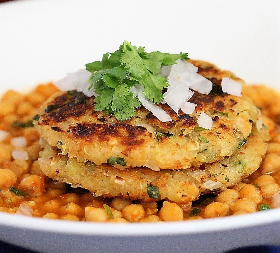 Quinoa Patties &amp; Garbanzo Curry "Tikki Chole"