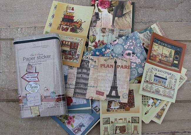 Metalen blik met vintage stickers