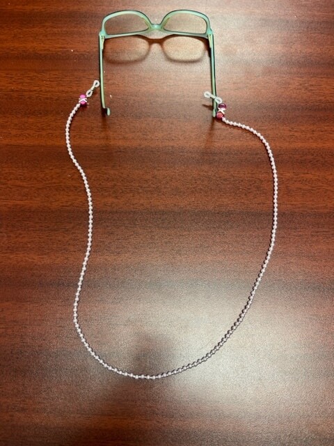 CHAINE POUR LUNETTES PERLES ROSÉES (E10)