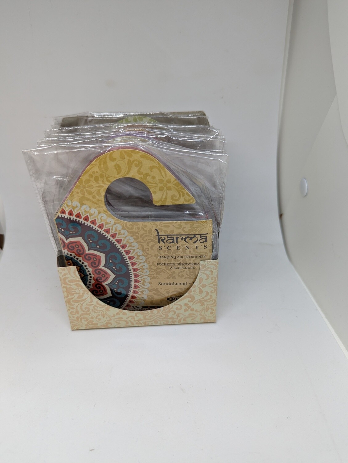 POCHETTE DESODORISANTE A SUSPENDRE PRES DE 12 (L4-3)