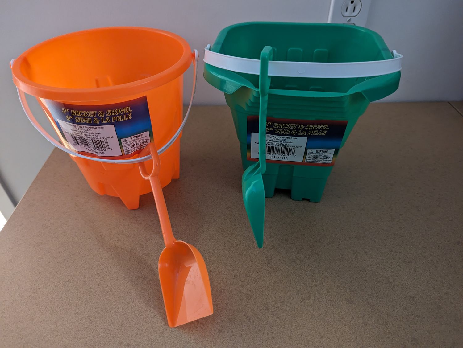 SEAU ET PELLE 8 PO FORME CHATEAU  ROND CARRE (ETE)