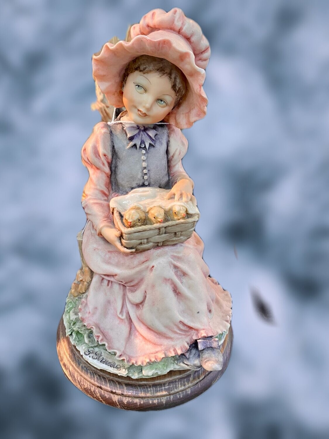 Scultura Capodimonte G. Armani - Venditrice di pulcini