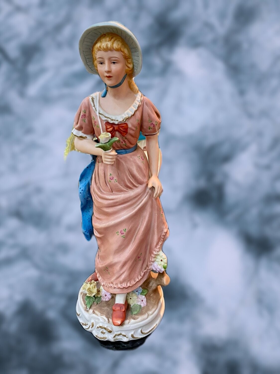 Ceramica policroma Capodimonte - Figura con rosa