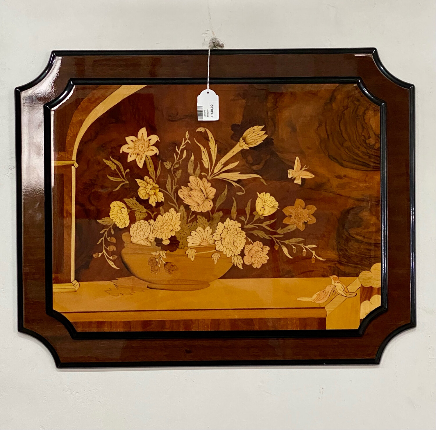 Arte sorrentina sec. XX. Pannello intarsiato in legni vari a scena floreale