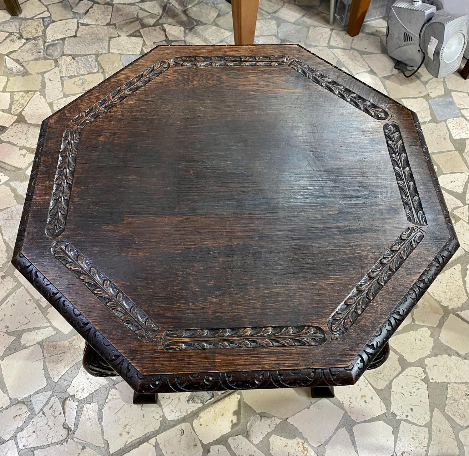 Tavolino esagonale castagno intagliato