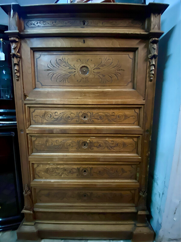 Cassettone con ribalta scrittoio e cassettini di servizio.