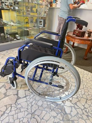 Carrozzina ortopedica con autospinta