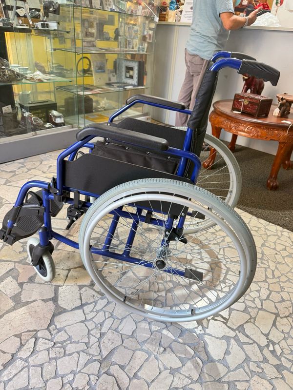 Carrozzina ortopedica con autospinta