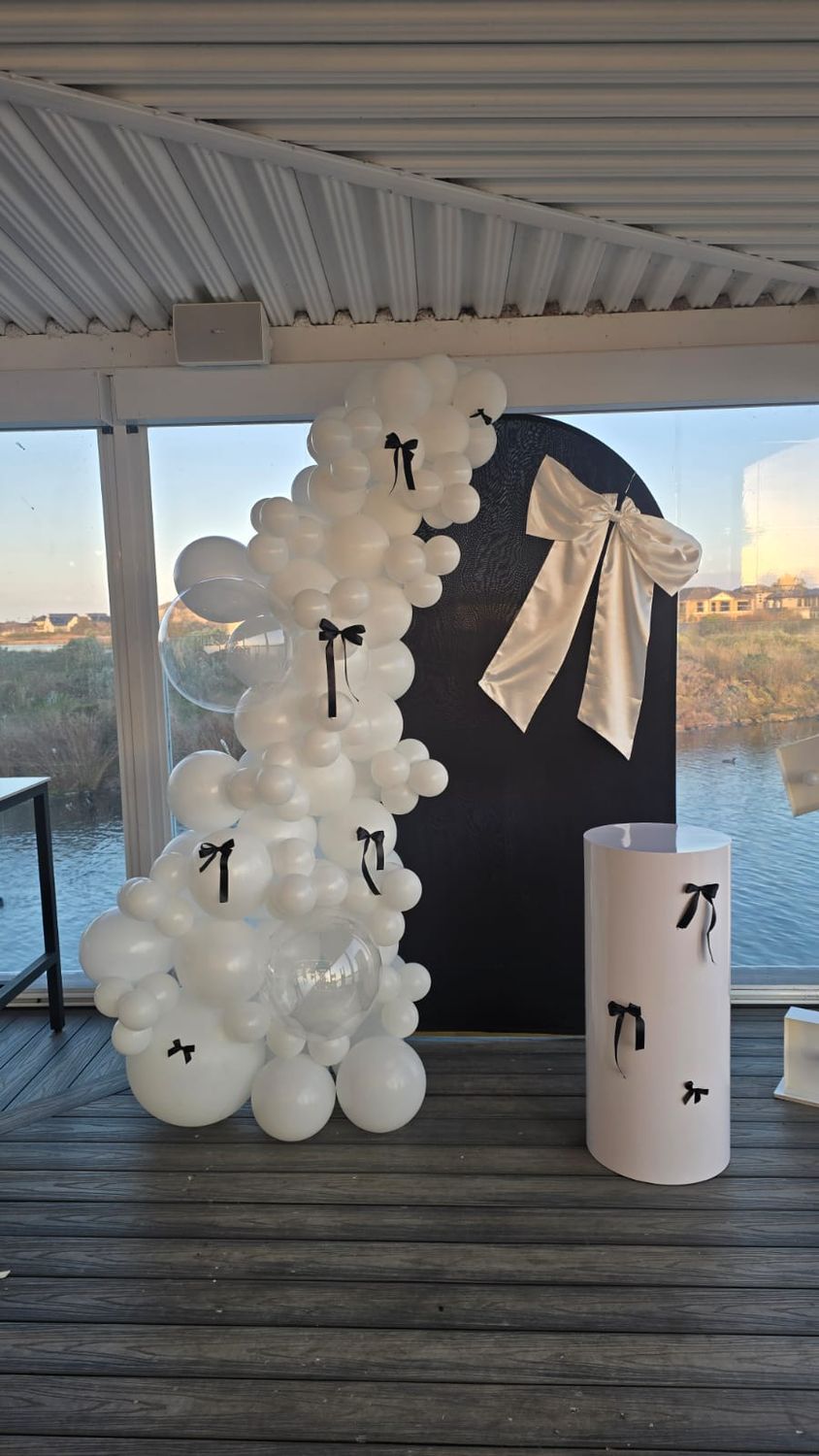 Black &amp; White Elegant Balloon Decoration
