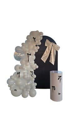 Black &amp; White Elegant Balloon Decoration