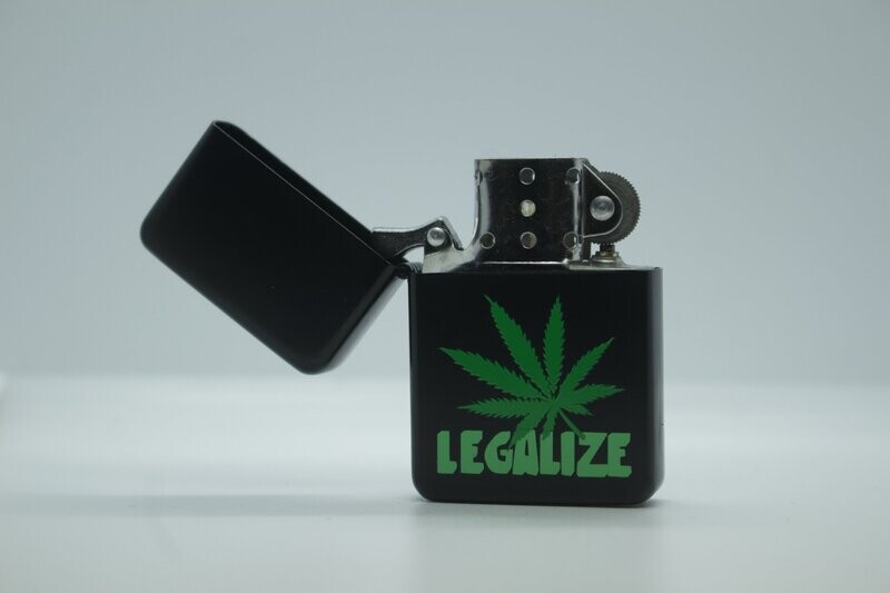 Mechero Zippo con la hoja de marihuana