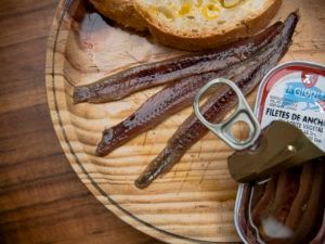 Cartone da 50 Pezzi - FILETTI DI ACCIUGHE DEL MAR CANTABRICO - Lattina da 50 GR. IN OLIO DI GIRASOLE - Box of 50 Tins - ANCHOVIES FILETS from CANTABRIC SEA - Tins of 50 gr. each in SUNFLOWER OIL