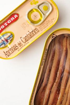 ACCIUGHE DEL MAR CANTABRICO IN OLIO D&#39;OLIVA - ANCHOVIES FROM THE CANTABRIC SEA IN OLIVE OIL