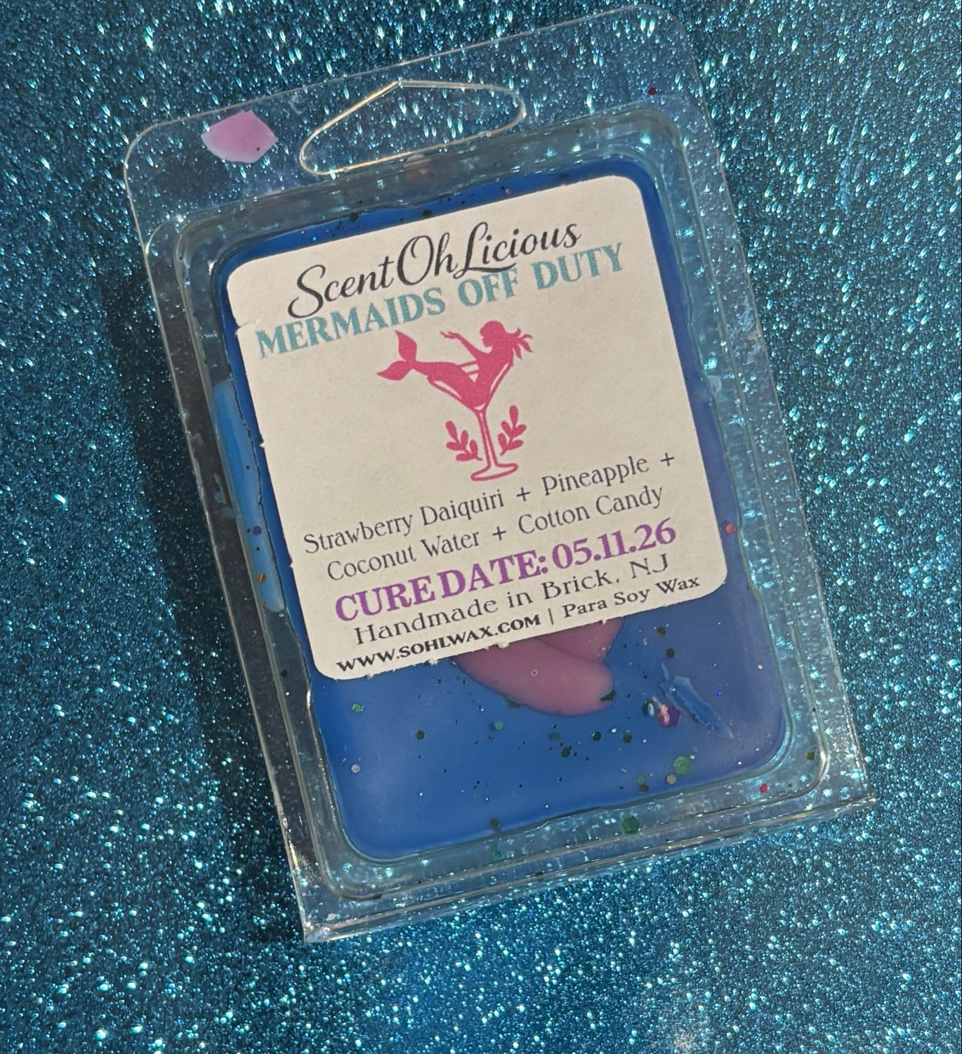 🧜🏻‍♀️ Mermaids Off Duty Clamshell