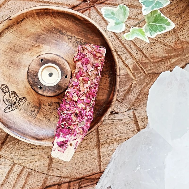 Palo santo con pétalos de rosa