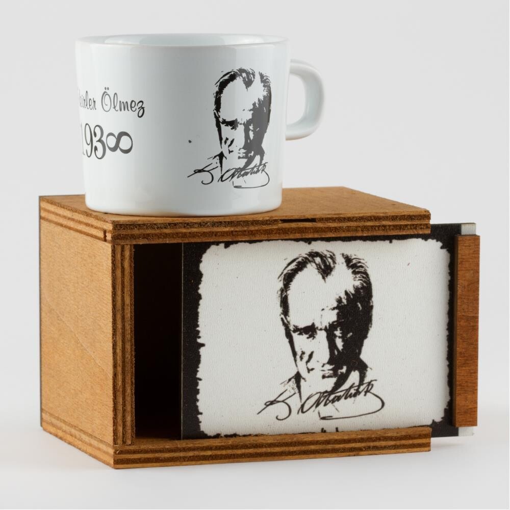 Atatürk Figured Wooden Boxed Mug