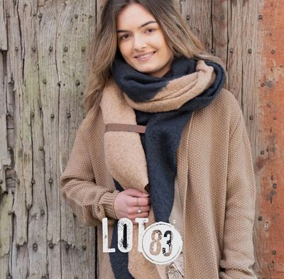 Strickschal mit Lederband