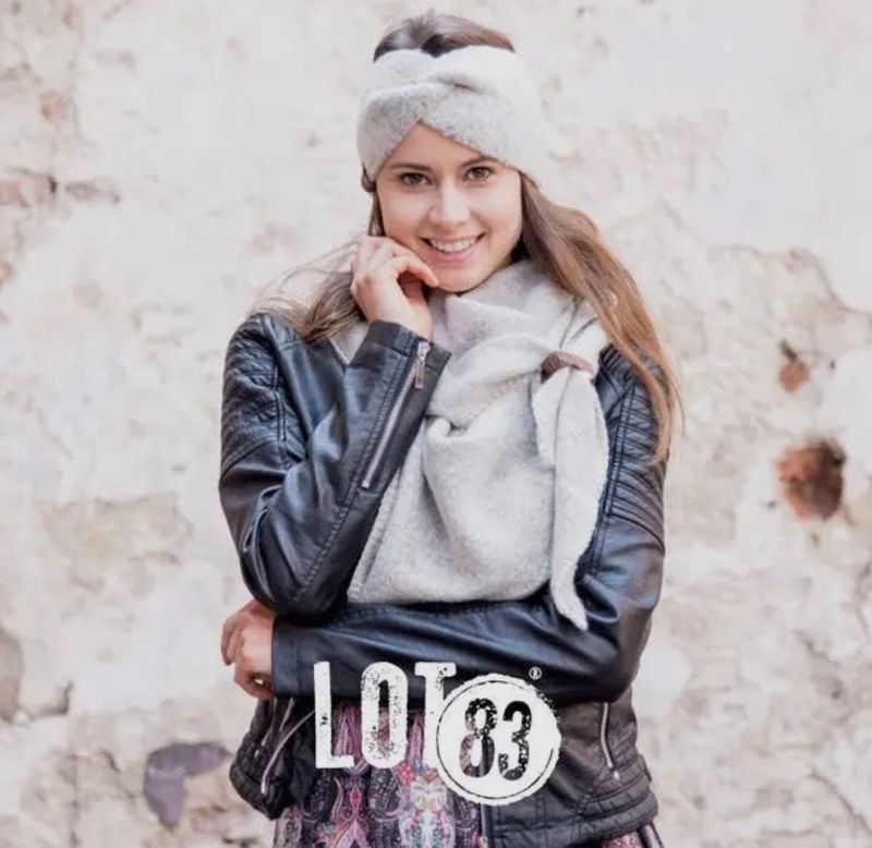 Dreiecksschal mit Lederband Dreiecksschal mit Lederband