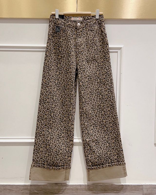 &#39;Leopard&#39; Turn Up Stretch Jeans