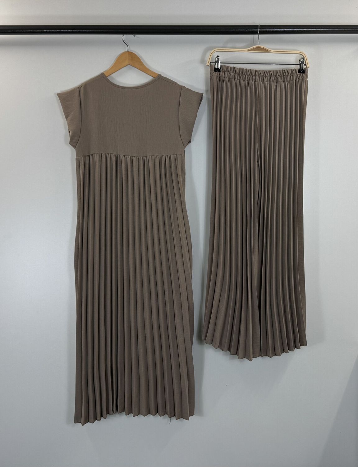&#39;Lauren&#39; 2 Piece Fine Pleat Finish Set in Taupe