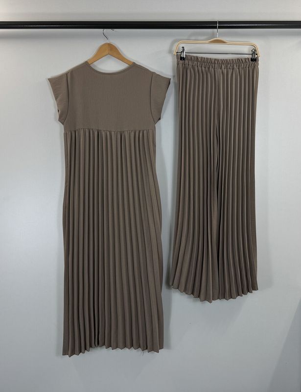 &#39;Lauren&#39; 2 Piece Fine Pleat Finish Set in Taupe