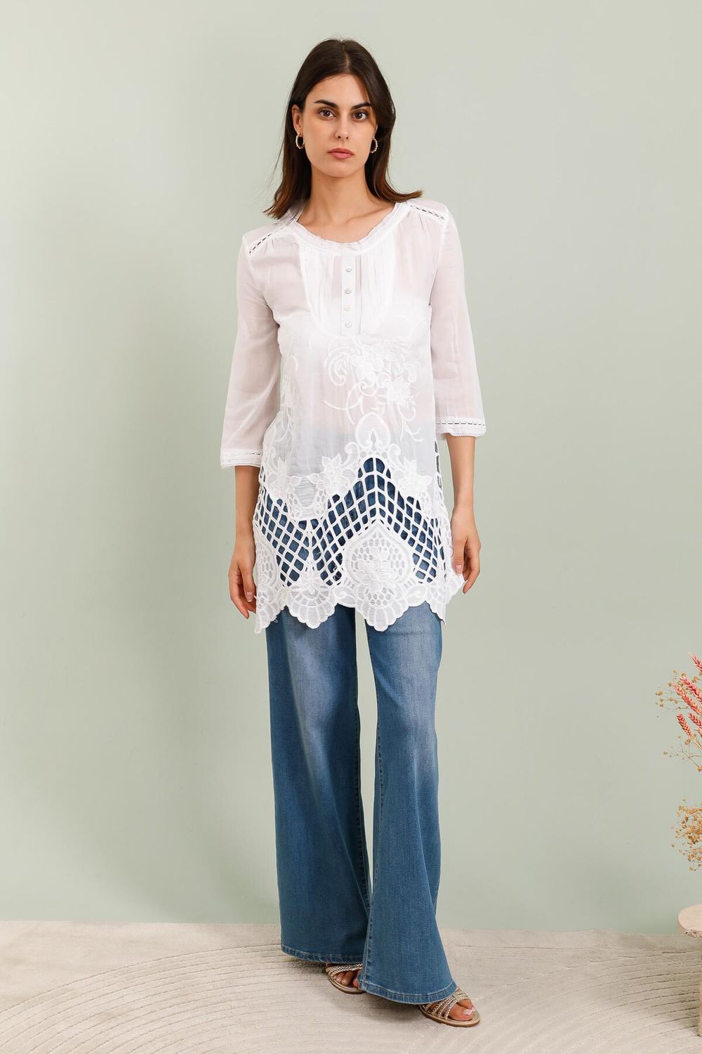 &#39;Emi&#39; Embroidered Finish Slim Fit Tunic Blouse in White