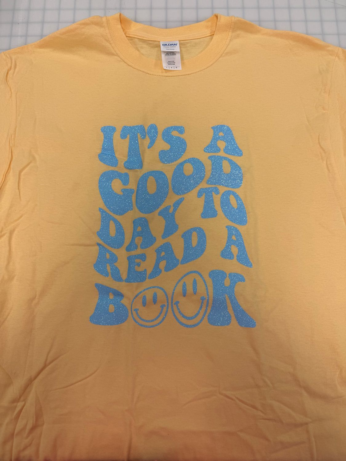 (L) It's A Good Day To Read A Book - Glitter Light Blue - Short Sleeve Peach