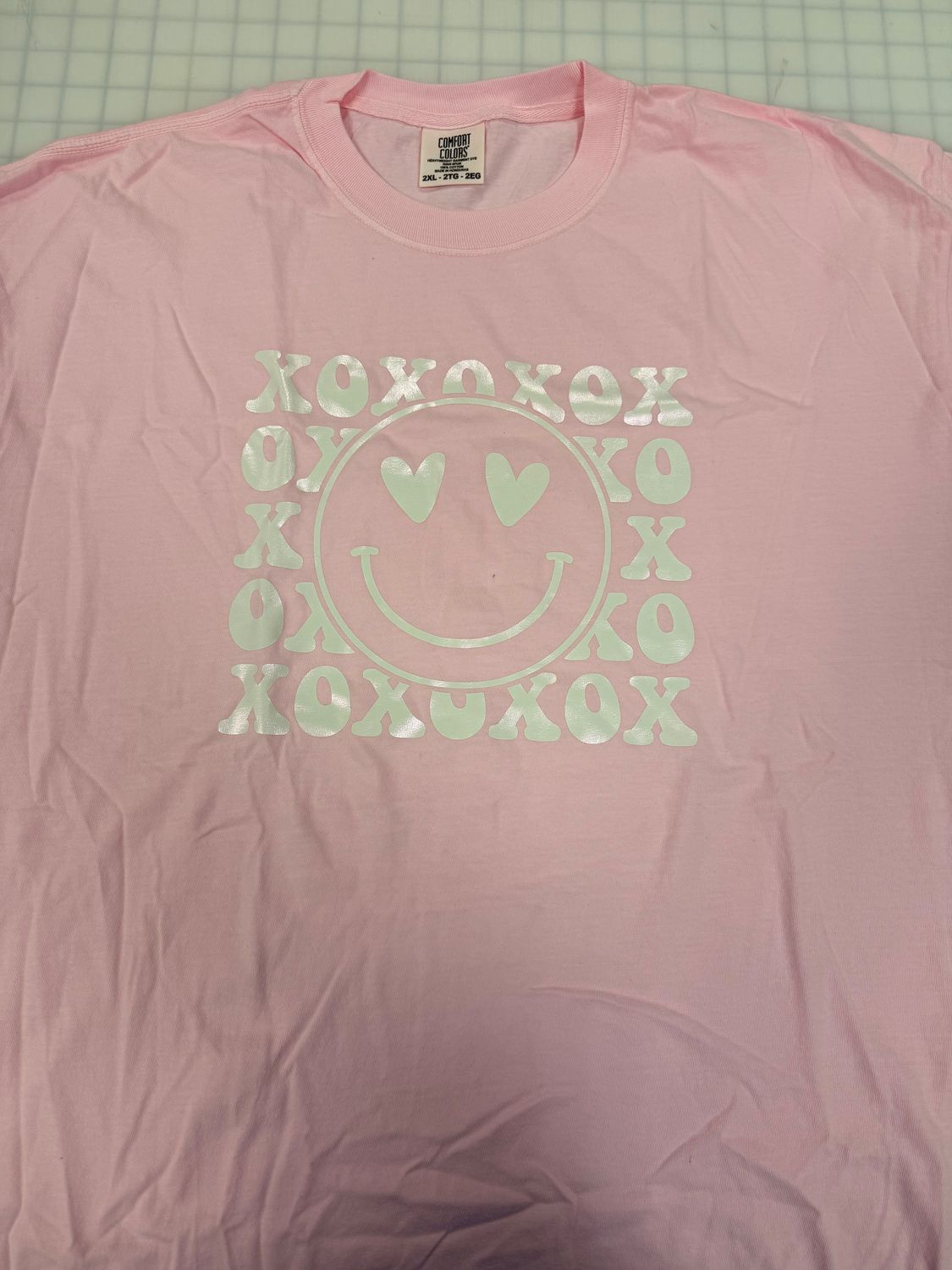 (2X) XOXO Smiley - White Opal  - Short Sleeve Pink