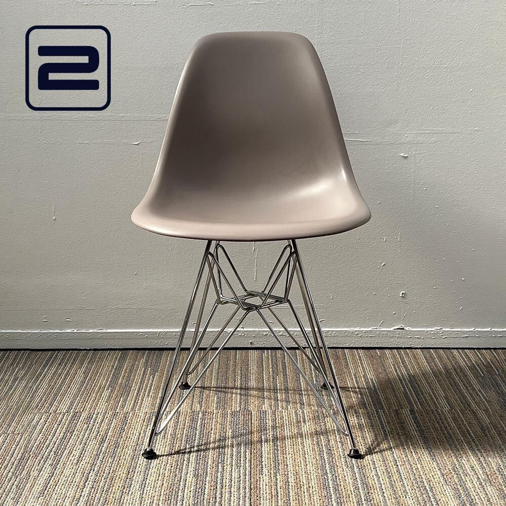 VITRA Eames Plastic Side Chair DSR Stoel - Kiezelsteen Kunststof / Chrome draadonderstel met schoren en 4 poten
