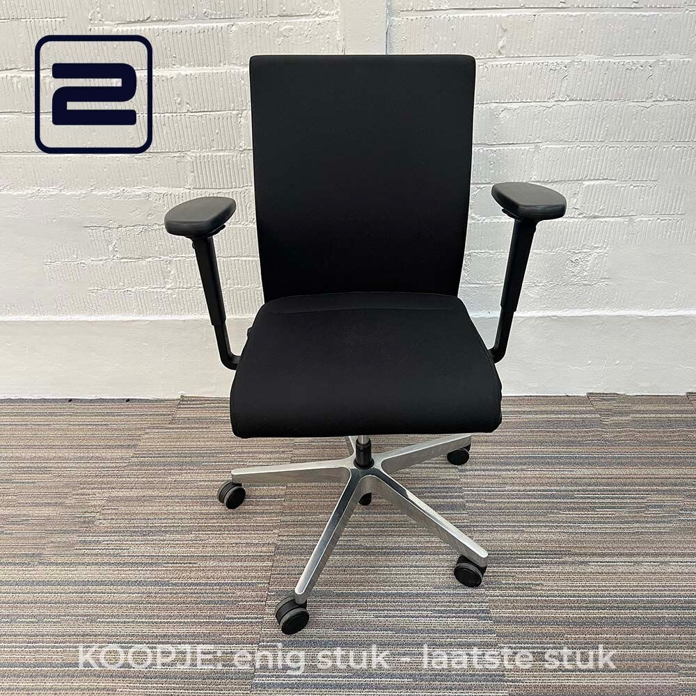 INTERSTUHL KOOPJE: AIM Directiestoel - Zwart Stof / Gepolijst AluVoetkruis met wielen
