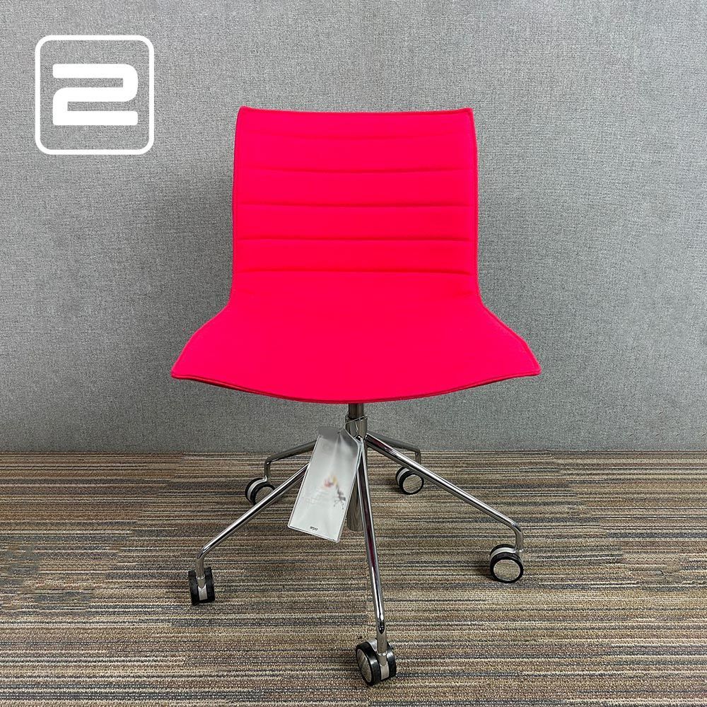 ARPER Catifa 46 Swivelstoel - Fuchsia Stof / Chrome Voetkr mt wielen