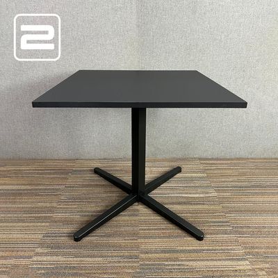 APS Bijzettafel B80xD80xH75 - Zwart Melamine / Zwart metaal Centrale poot