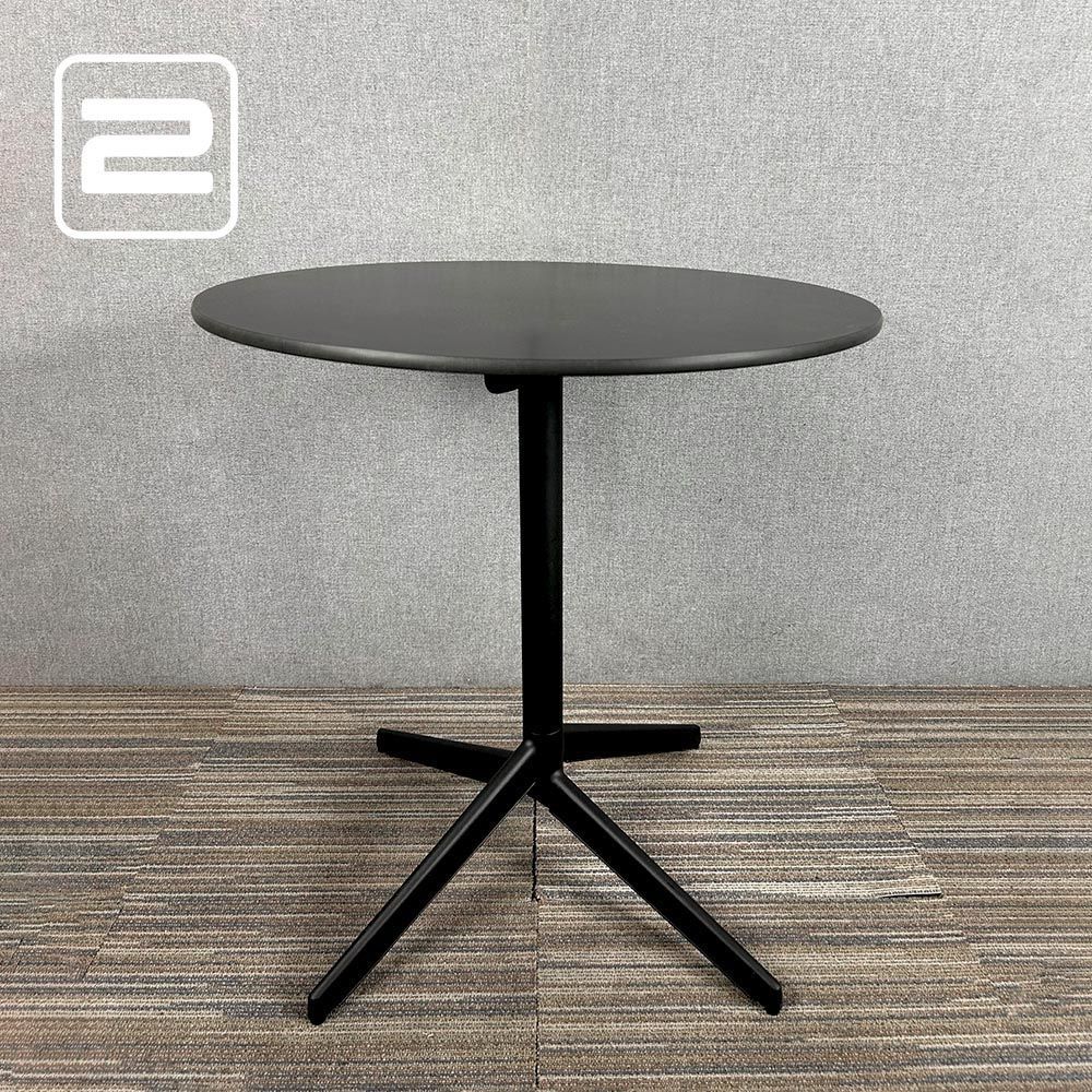 ENEA Bijzettafel B70xD70xH74 - Zwart HPL / Zwart metaal Centrale poot