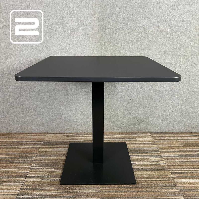 APS Tafel B80xD80xH75 - Zwart Melamine / Zwart Metaal Centrale Poot