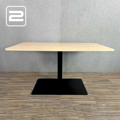 APS Tafel B140xD70xH75 - Licht Eik Melamine / Zwart Metaal Centrale Poot