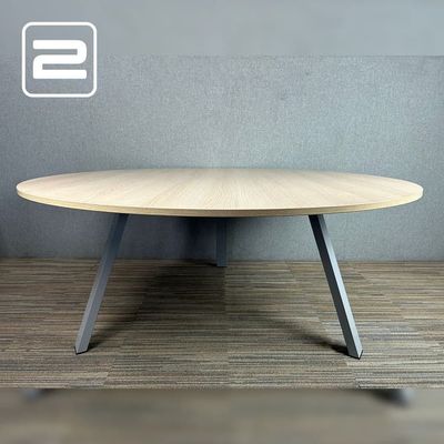 AHREND Vergadertafel rond B180xD180xH76 - Ahorn Melamine / Metaal 3-poot
