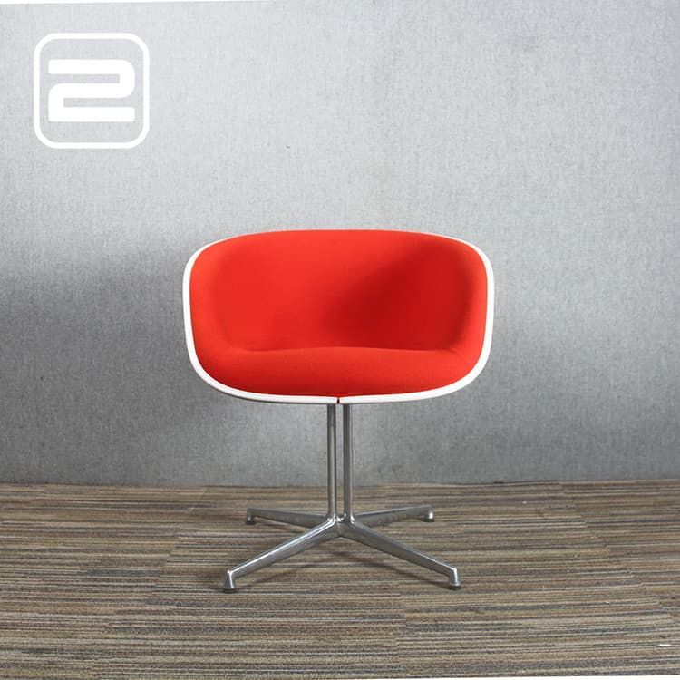 VITRA La fonda Ontvangststoel - Oranje Stof / Chrome Voetkruis