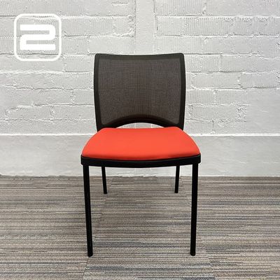 VIASIT Bezoekersstoel Stapelbaar - Oranje Textiel / Zwart Metaal Vierpoot