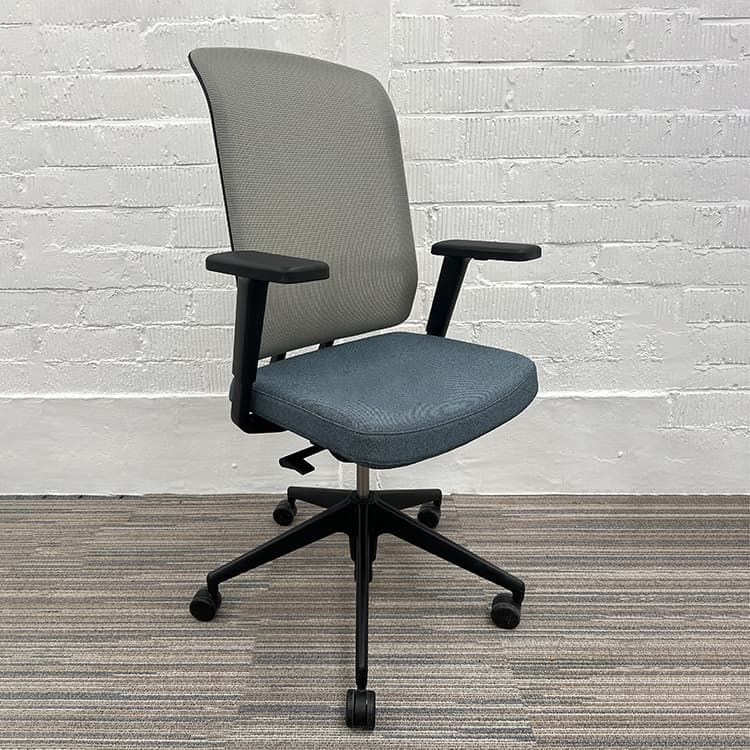 VITRA AM Chair Bureaustoel - Blauw / grijs Mesh / Zwart Kunststof Voetkr mt wielen