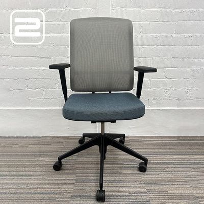 VITRA AM Chair Bureaustoel - Blauw / grijs Mesh / Zwart Kunststof Voetkr mt wielen