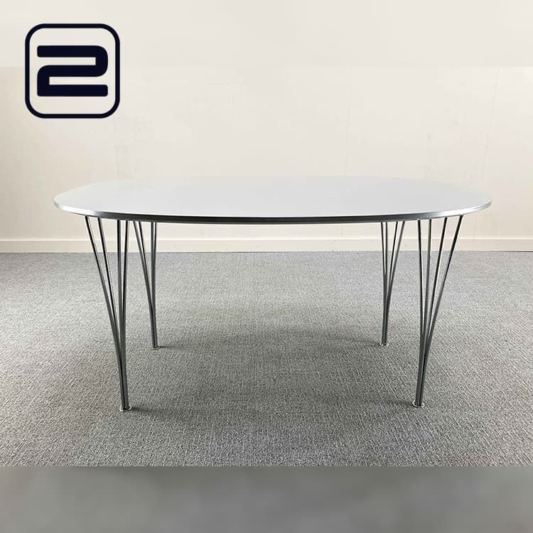 FRITZ HANSEN B613 Tafel B135xD90xH70 - Licht grijs / Chrome Vierpoot