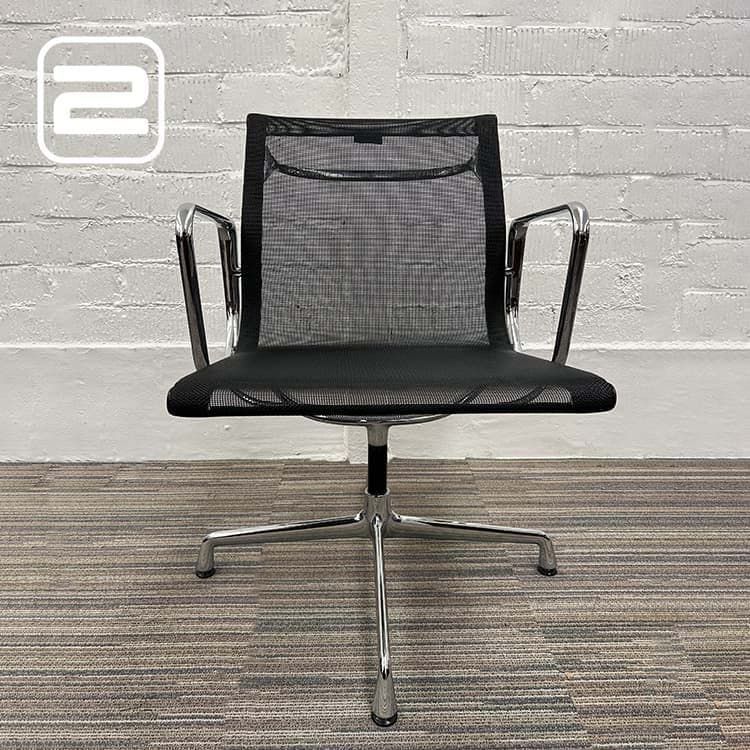 VITRA EA108 Swivelstoel Eames - Zwart Netweave / Chrome Voetrkr mt glijders