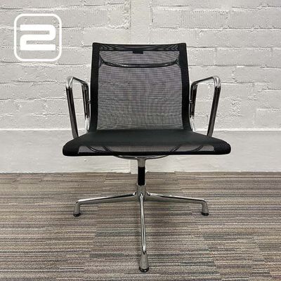 VITRA EA108 Swivelstoel Eames - Zwart Netweave / Chrome Voetrkr mt glijders