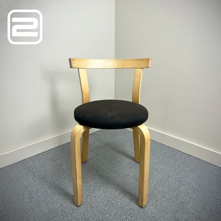ARTEK 68 Kantinestoel Stapelbaar - Zwart Stof / Hout 4-poot