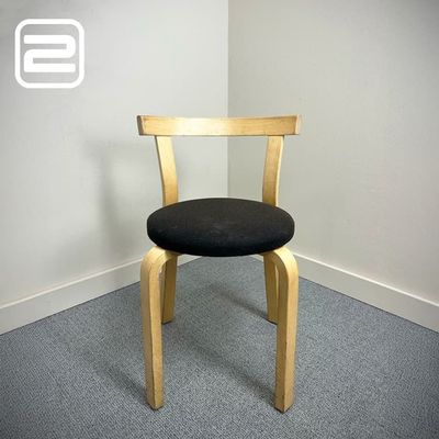ARTEK 68 Kantinestoel Stapelbaar - Zwart Stof / Hout 4-poot