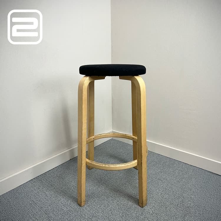 ARTEK 64 Kruk - Zwart Stof / Hout 4-poot