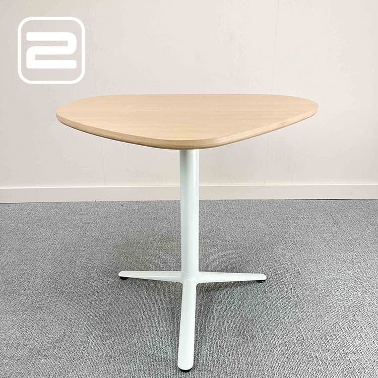 BULO Kei Bijzettafel B84xD70xH75 - Licht hout / Wit Metalen Centrale poot met 3 voeten
