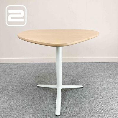 BULO Kei Bijzettafel B84xD70xH75 - Licht hout / Wit Metalen Centrale poot met 3 voeten