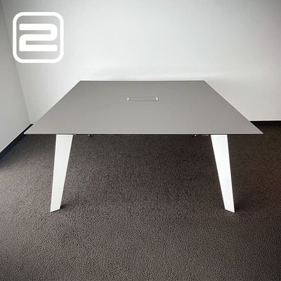 Vergadertafel B158xD158xH73 - Grijs HPL / Wit Metaal Vierpoot